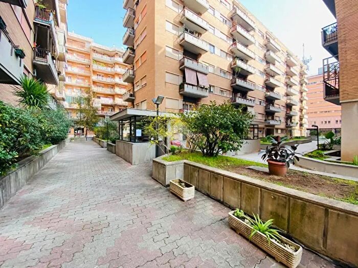 Appartamento trilocale in vendita in Via Feronia, Roma