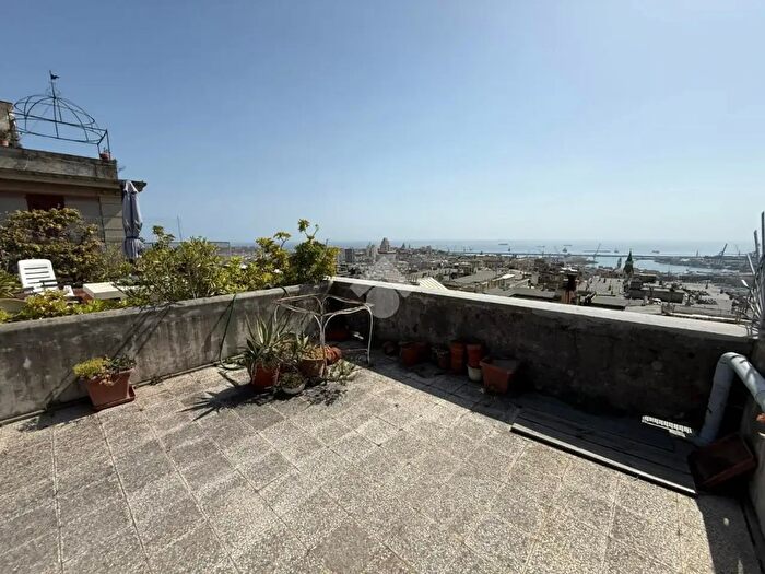 Appartamento con 9 locali in vendita in Via Lorenzo Costa, Genova