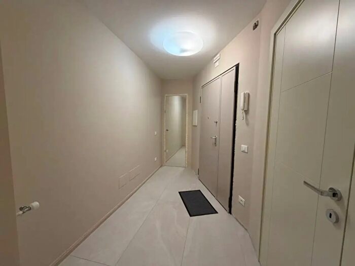 Appartamento trilocale in vendita in Via Val di Non, Roma
