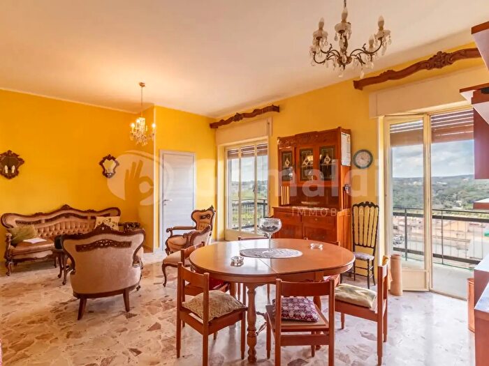 Appartamento con 5 locali in vendita in Via Vespucci, Noto