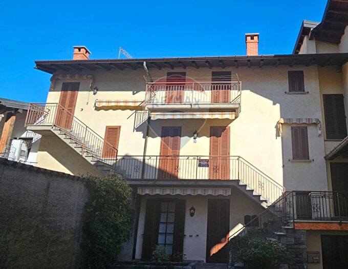 Appartamento con 5 locali in vendita in Via Lavatoio, Comerio