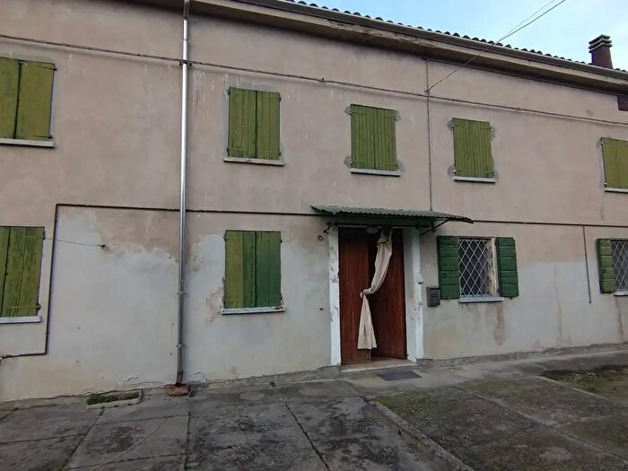 Casa con 8 locali in vendita in Luzzara