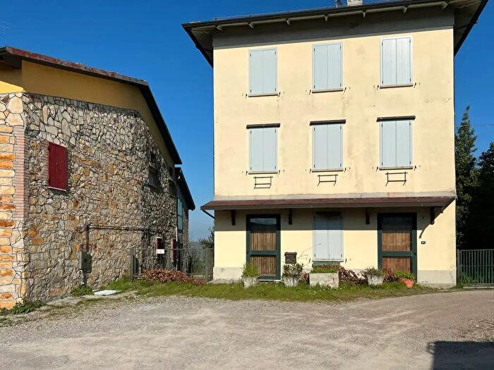 Casa con 6 locali in vendita in Via Fondiano, Viano