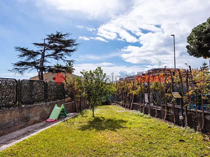 Appartamento trilocale in affitto in Via Mollica, Aci Castello
