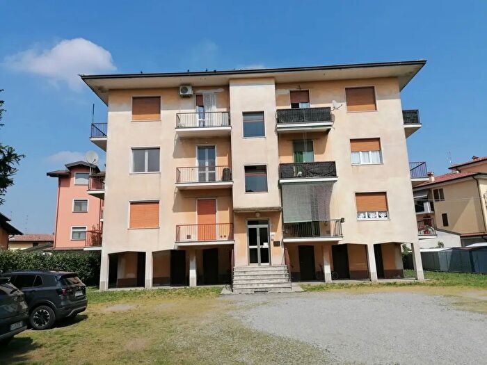 Appartamento trilocale in vendita in Via Treviglio, Agnadello
