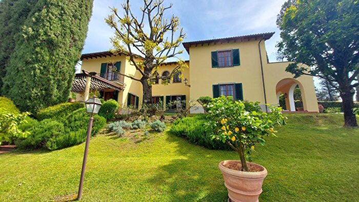 Casa con 14 locali in vendita in Lucca