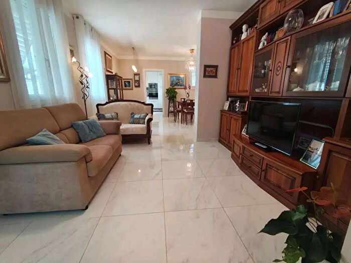 Casa con 8 locali in vendita in Lucca