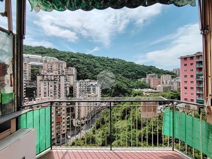 Appartamento trilocale in vendita in Via del Capriolo, Genova