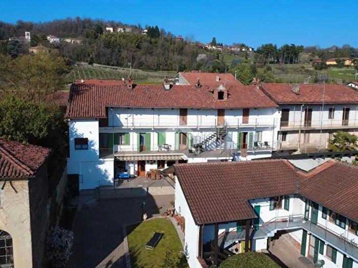 Casa con 13 locali in vendita in Via Umberto I, Viverone