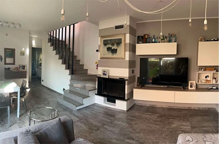 Casa con 6 locali in vendita in Luni