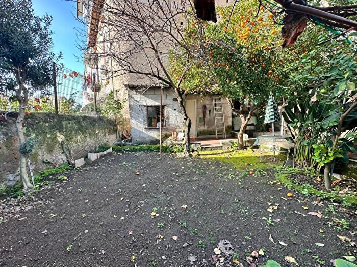 Appartamento trilocale in affitto in Via Luca Samuele Cagnazzi, Sanità, Napoli