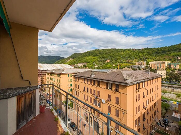 Appartamento con 7 locali in vendita in Via Piacenza, Genova