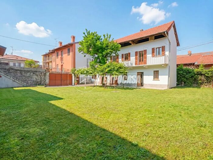 Casa quadrilocale in vendita in Via Circonvallazione, Varallo Pombia