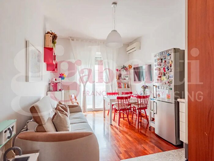 Appartamento trilocale in vendita in Largo Promessi Sposi, Milano
