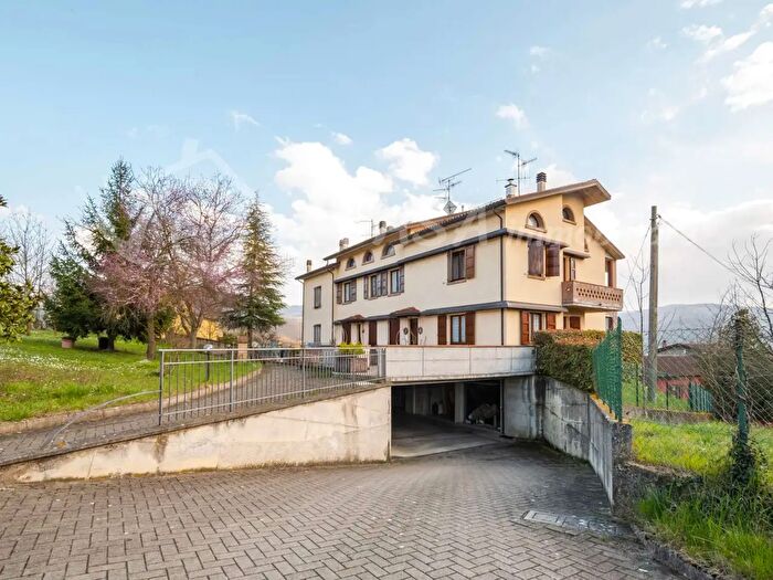 Casa con 9 locali in vendita in Via Pascoli, Solignano