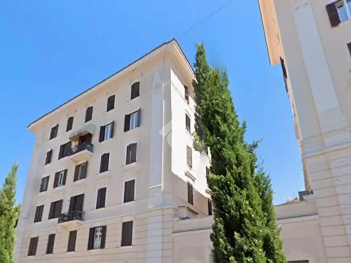 Appartamento trilocale in vendita in Via dei Ramni, Roma
