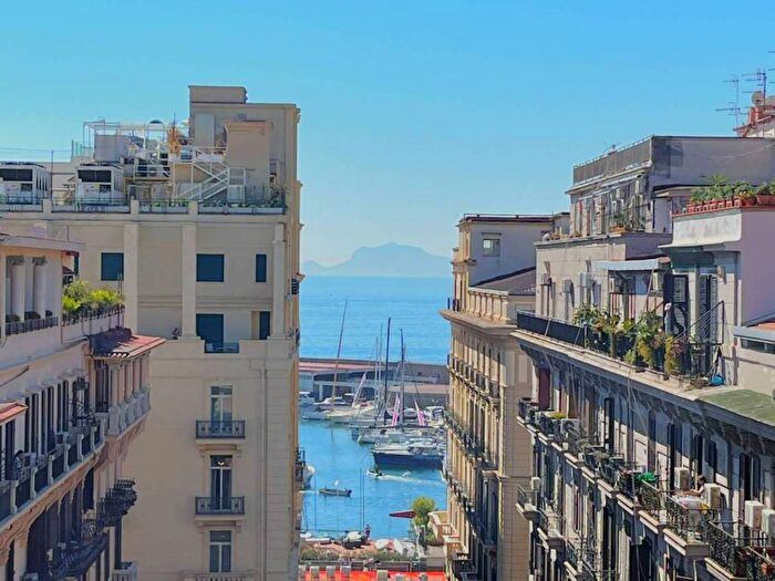 Appartamento quadrilocale in affitto in Via Santa Lucia, Santa Lucia, Napoli