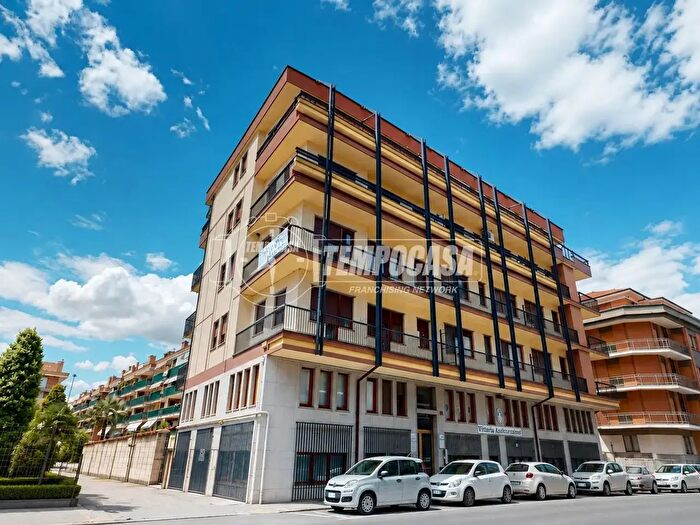 Appartamento quadrilocale in vendita in Via Fratelli Carando, Bra