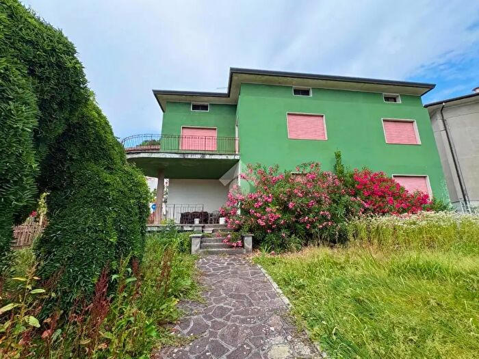 Casa con 10 locali in vendita in Via IV Novembre, Casnigo