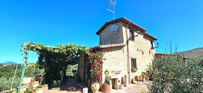Casa con 7 locali in vendita in Nerola