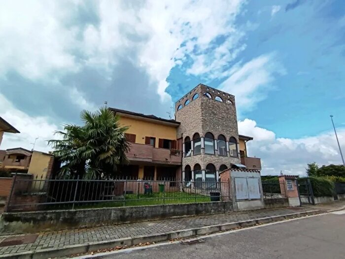 Appartamento quadrilocale in affitto in Via Eugenio Montale, Certosa Di Pavia