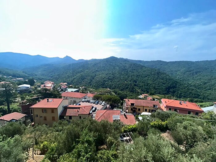 Casa con 7 locali in vendita in Castiglione Chiavarese