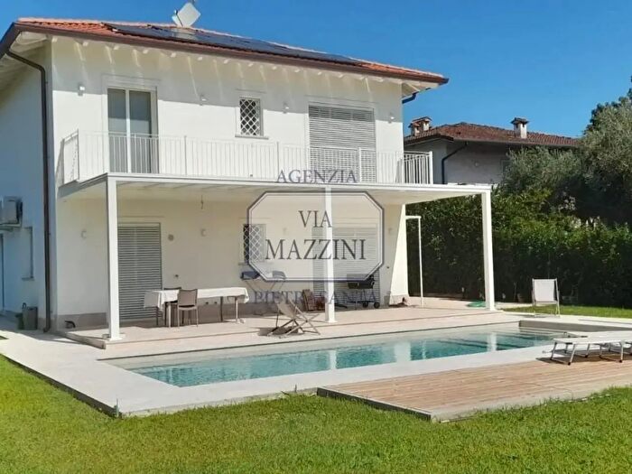 Casa con 8 locali in vendita in Pietrasanta