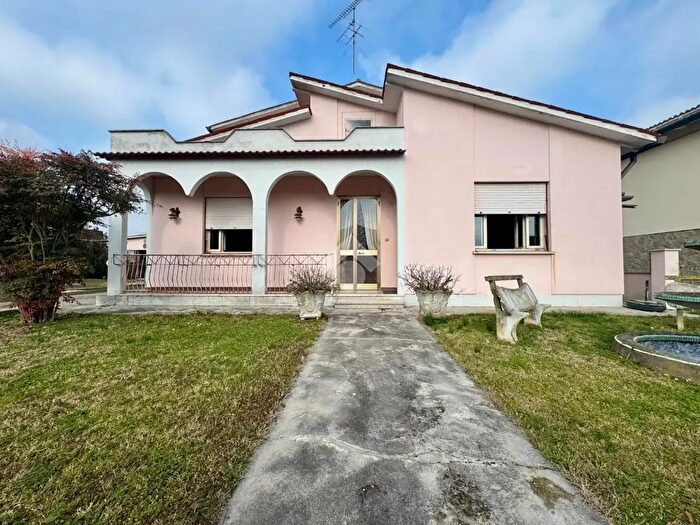 Casa con 7 locali in vendita in Via Mentana, Rovigo