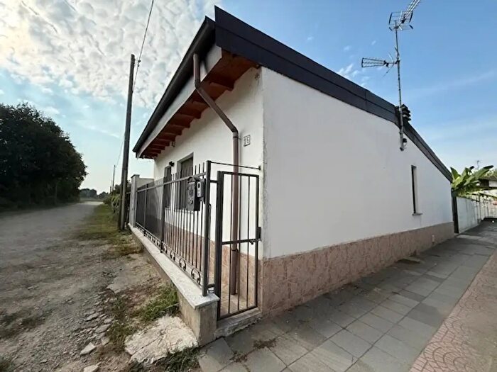 Casa trilocale in vendita in Via Tre Colombaie, Vigevano