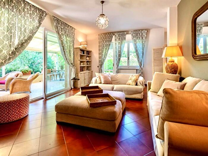 Casa con 6 locali in affitto in Via della Barbiera, Roma Imperiale, Forte dei Marmi