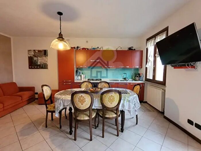 Appartamento trilocale in vendita in Via San Pietro N°, Persico Dosimo