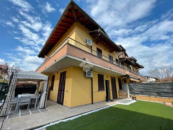 Casa quadrilocale in vendita in Via IV Novembre, Dairago