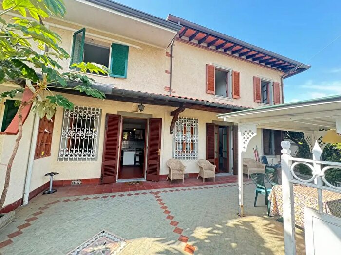 Casa quadrilocale in vendita in Forte Dei Marmi