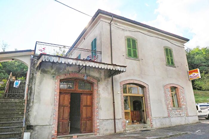 Casa con 16 locali in vendita in Mulazzo