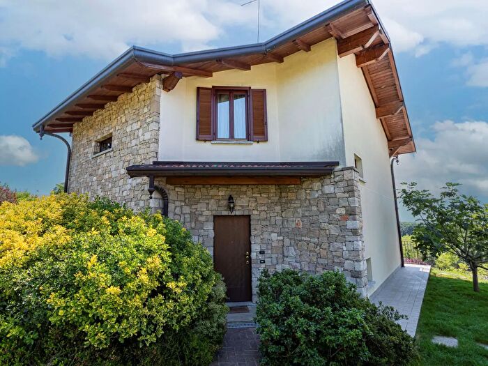 Casa con 5 locali in vendita in Via Lega Lombarda, Capiago Intimiano