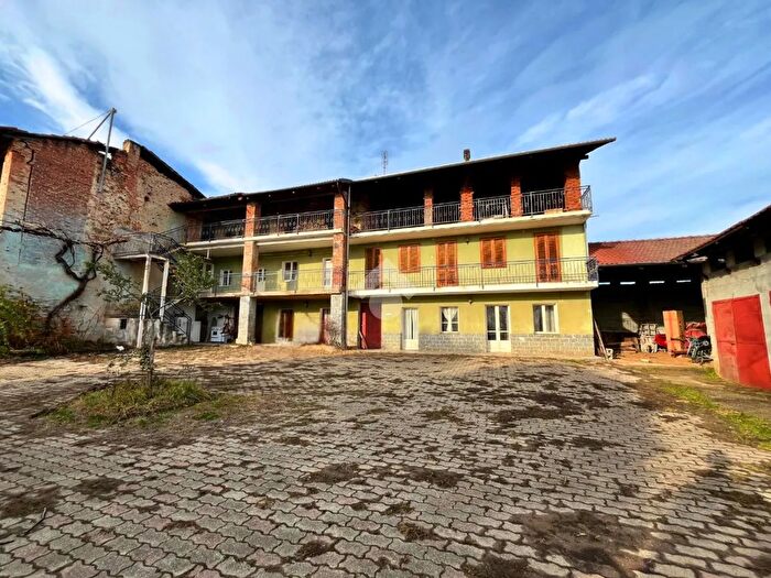 Casa con 6 locali in vendita in Frazione Spineto, Castellamonte