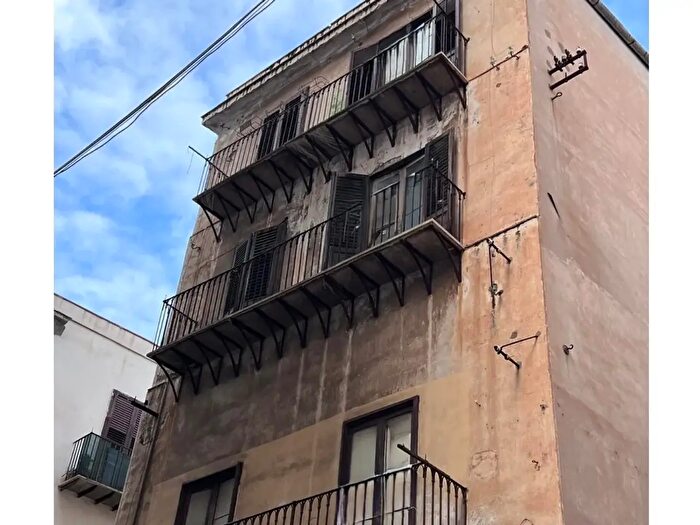 Appartamento con 10 locali in vendita in Via Valverde, Palermo