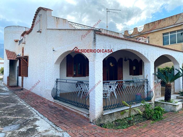 Casa con 7 locali in vendita in Trabia