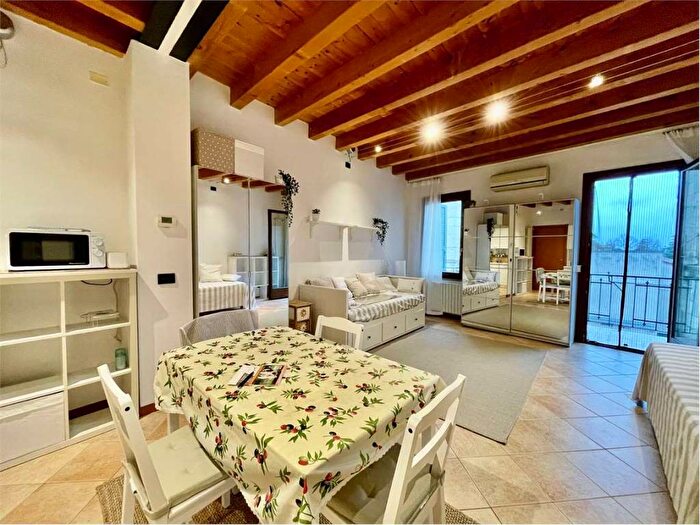 Appartamento monolocale in affitto in Veronetta, Verona