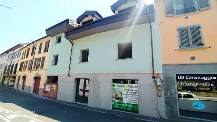 Appartamento trilocale in vendita in Piazza Antonio Locatelli, Caravaggio