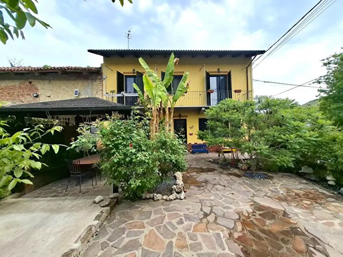 Casa con 6 locali in vendita in Priocca