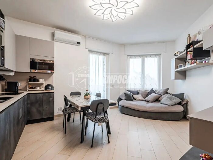 Appartamento trilocale in vendita in Via Giosuè Carducci, Trezzano Sul Naviglio