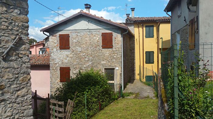 Casa quadrilocale in vendita in Via, Molazzana