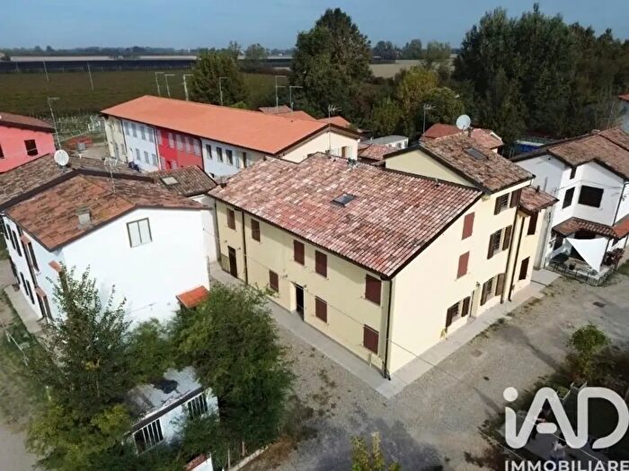 Casa con 5 locali in vendita in Via Borgoferro, Novi Di Modena