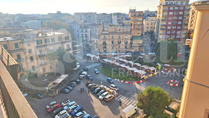 Appartamento trilocale in affitto in Piazza degli Artisti, Napoli