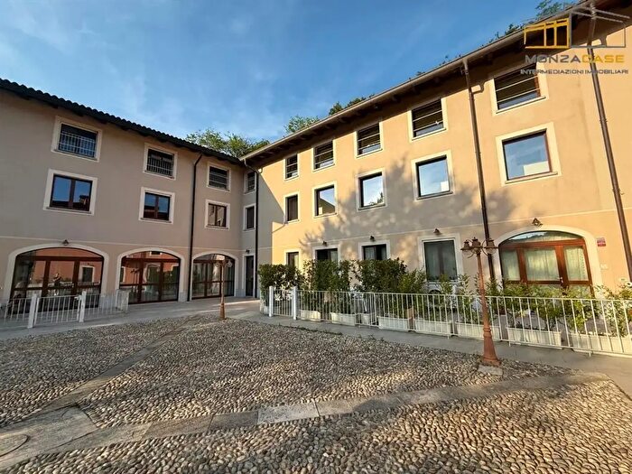 Appartamento bilocale in vendita in Via Costa Lambro, Carate Brianza