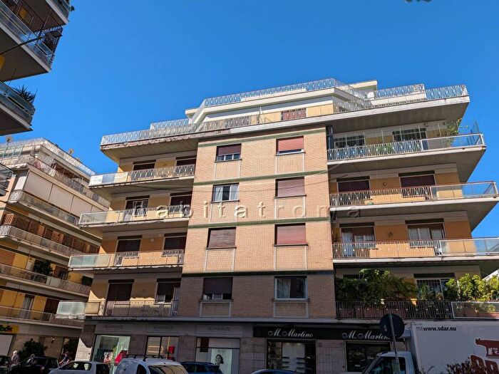 Appartamento trilocale in affitto in Via Romeo Rodriguez Pereira, Balduina, Roma