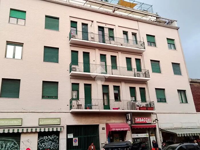 Appartamento trilocale in vendita in Via Ponte Nuovo, Milano