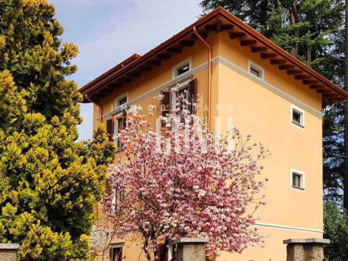 Appartamento trilocale in affitto in Via Giacomo Limido, Bosto, Varese