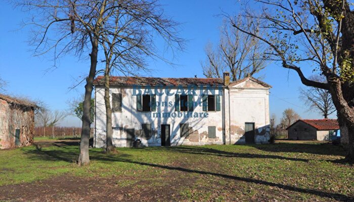Casa con 8 locali in vendita in Via Medica, Faenza